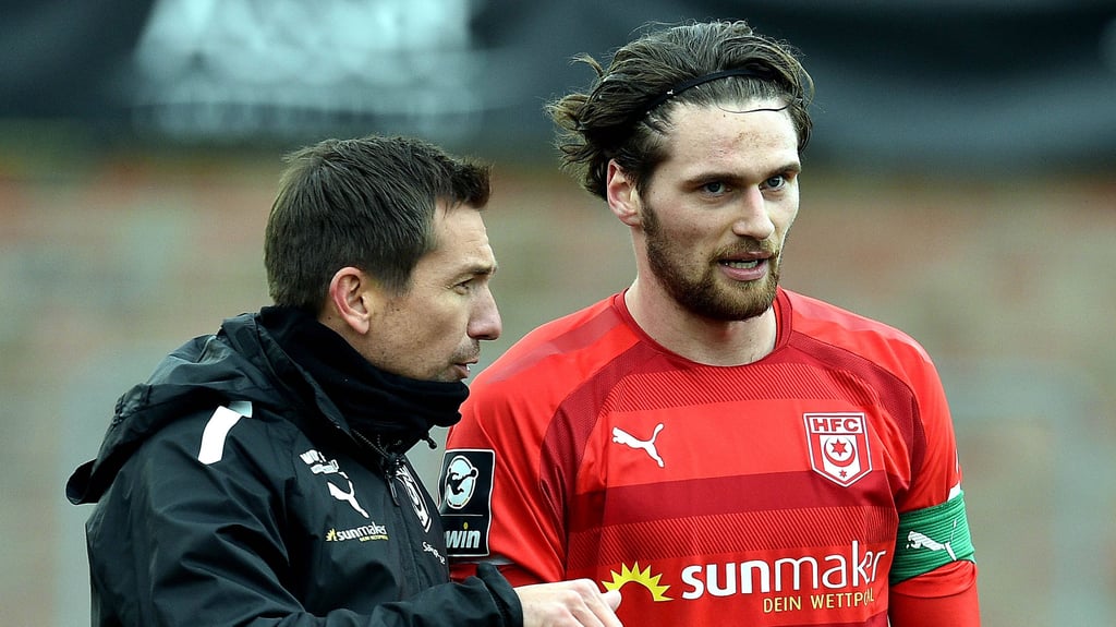 HFC-Trainer André Meyer (l.) mit Kapitän und Abwehrchef Jonas Nietfeld.
