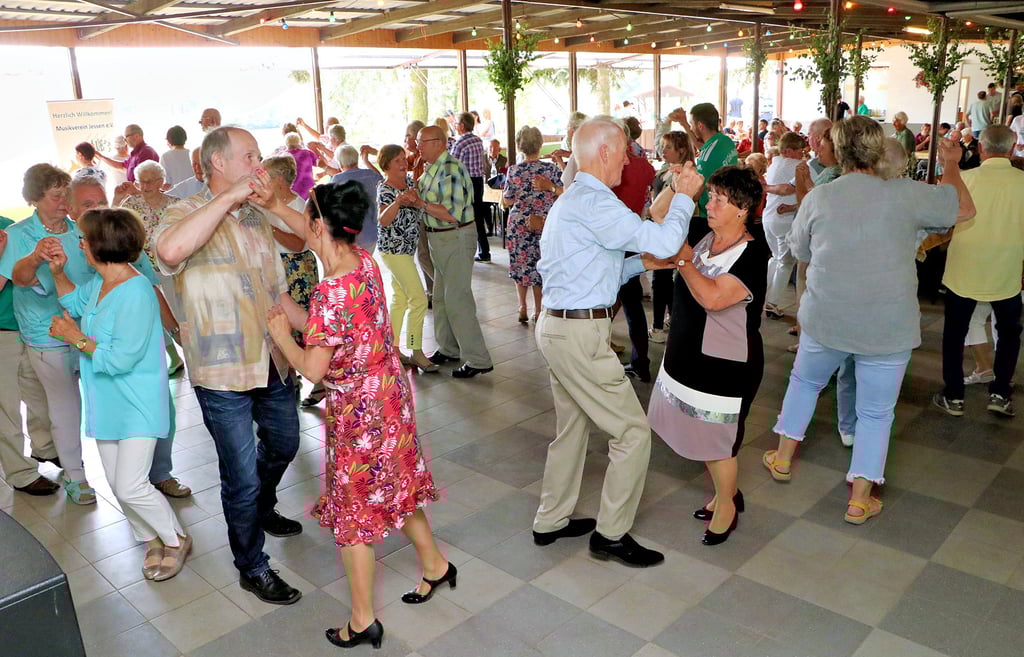 Vor allen Dingen bei Stimmungstiteln wie der Annemarie-Polka ist die Tanzfläche in Premsendorf gut gefüllt.