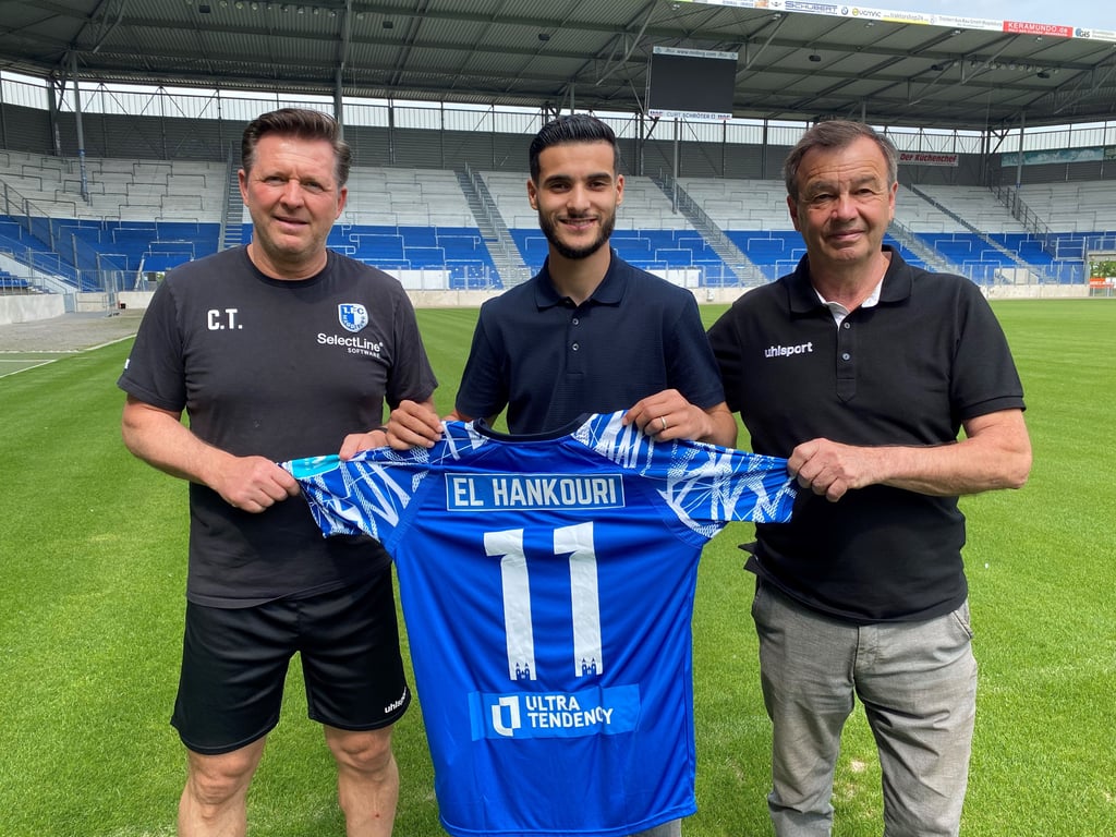 Trainer Christian Titz (l.) und Geschäftsführer Otmar Schork präsentieren einen weiteren Neuzugang für den 1. FC Magdeburg: Mohammed El Hankouri kommt vom FC Groningen.