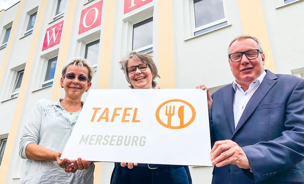 Jetzt hat auch Merseburg offiziell eine Tafel. Andreas Steppuhn (r.) war dafür in die Domstadt gekommen, um die beiden Tafelbeauftragten der Works, Kerstin Dinse (li.) und Kerstin Eckardt, zu treffen. Im Anschluss wurde die Tafel-Tafel angebracht.