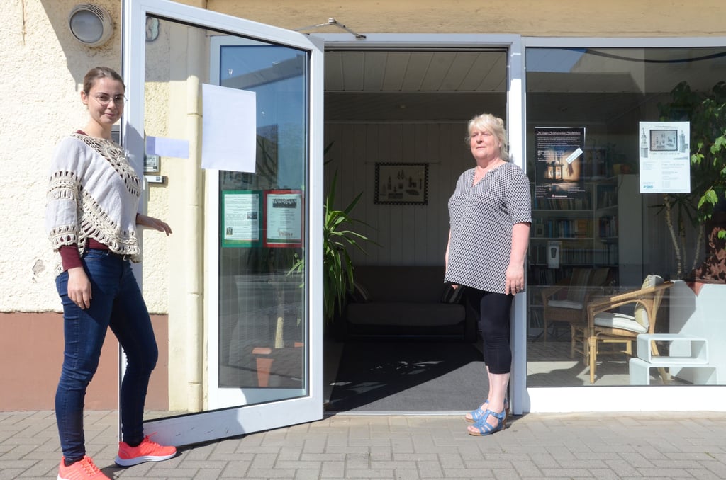 Das Soziokulturelle Zentrum „Treff“ öffnet nach längerer Schließung wieder seine Tür, und Katja Michler (links) und Margitta Fleischer freuen sich über regen Besucherverkehr. Dafür haben sie in den vergangenen Monaten um Fördermittel gekämpft und nun ein abwechslungsreiches Programm erstellt.