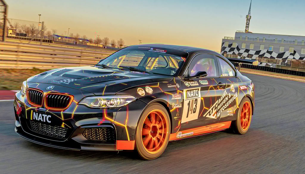 Schnelle Autos auf der Rennstrecke dürfen beim Fast Cars Festival nicht fehlen.