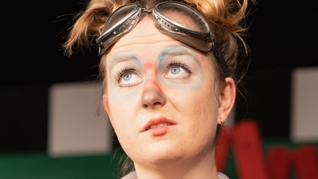 Almut Liedke spielt im Stück "Nur ein Tag" die Hauptrolle: eine Eintagsfliege