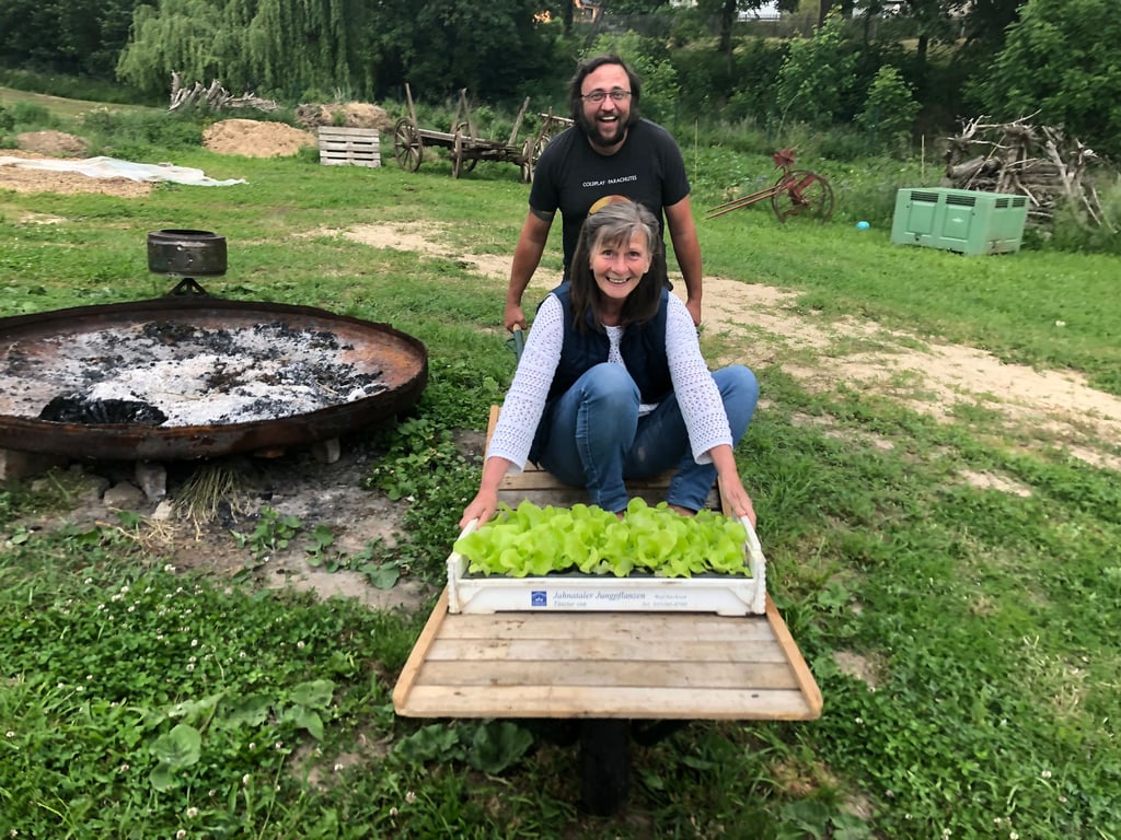 Mit Spaß bei der Sache: Carola Werner und Sebastian Belger organisieren das erste Kinder-Sommercamp der Solawi in Langendorf.