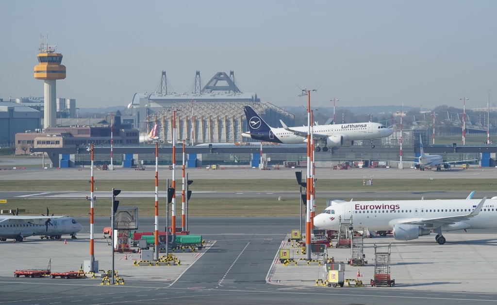 Ein Passagierflugzeug landet auf dem Flughafen Hamburg Airport.