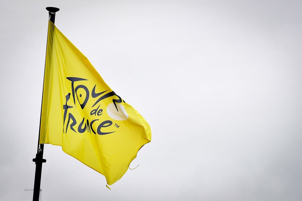Eine Fahne mit dem Logo der Tour de France weht im Wind.