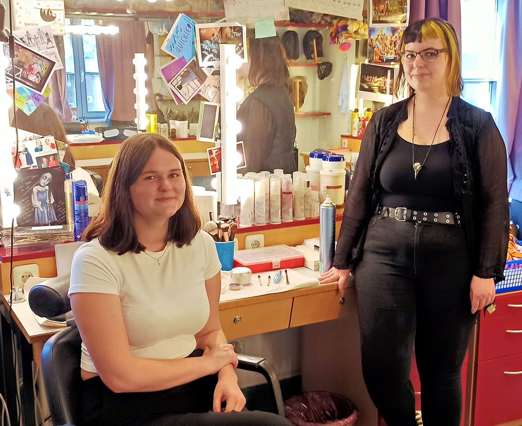 Carolin Thomas (links) und Annika Schäffner haben am Theater Magdeburg einen Bundesfreiwilligendienst absolviert. Christina Bendigs