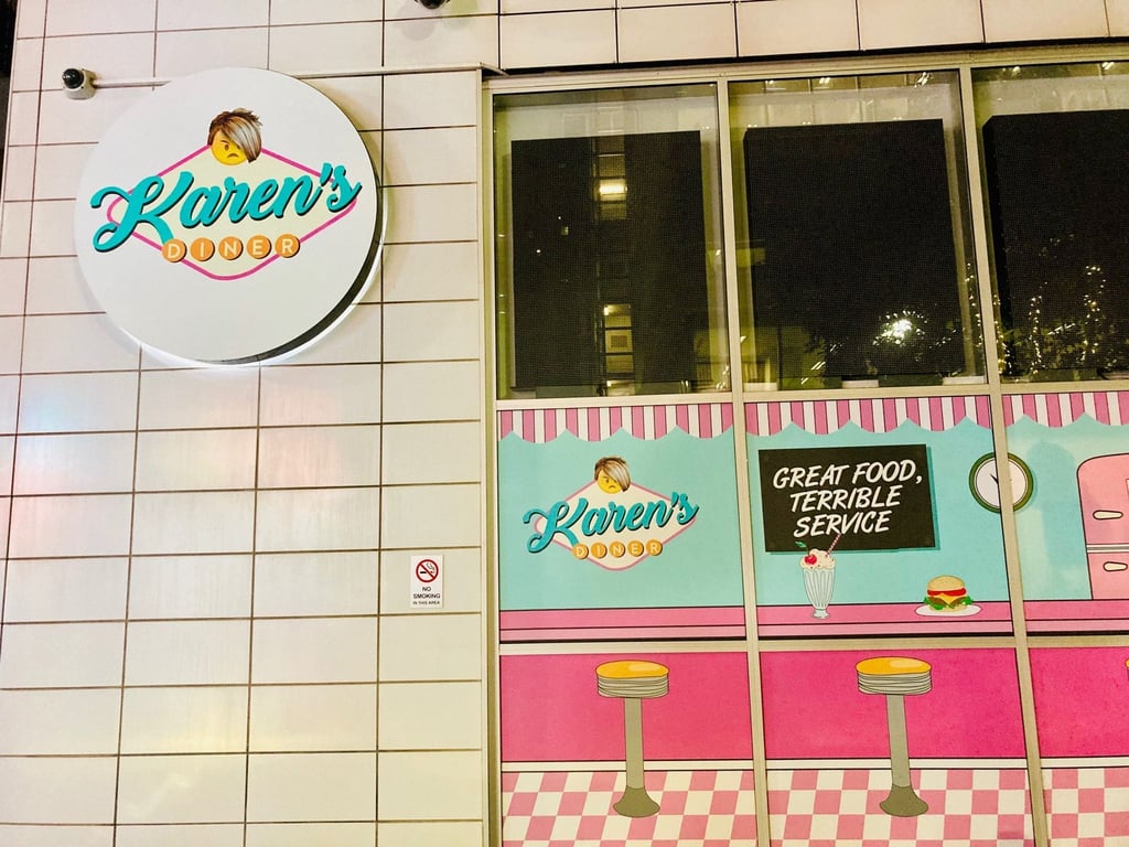 Karen's Diner in Sydney. An der Fassade ist schon zu lesen, worum es geht: "Tolles Essen, schrecklicher Service".