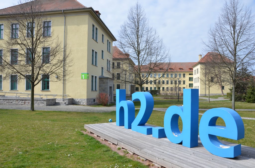 Innerhalb kurzer Zeit gab es zwei Vorfälle mit rechtem Hintergrund auf und nahe dem Campus der Hochschule Magdeburg-Stendal.