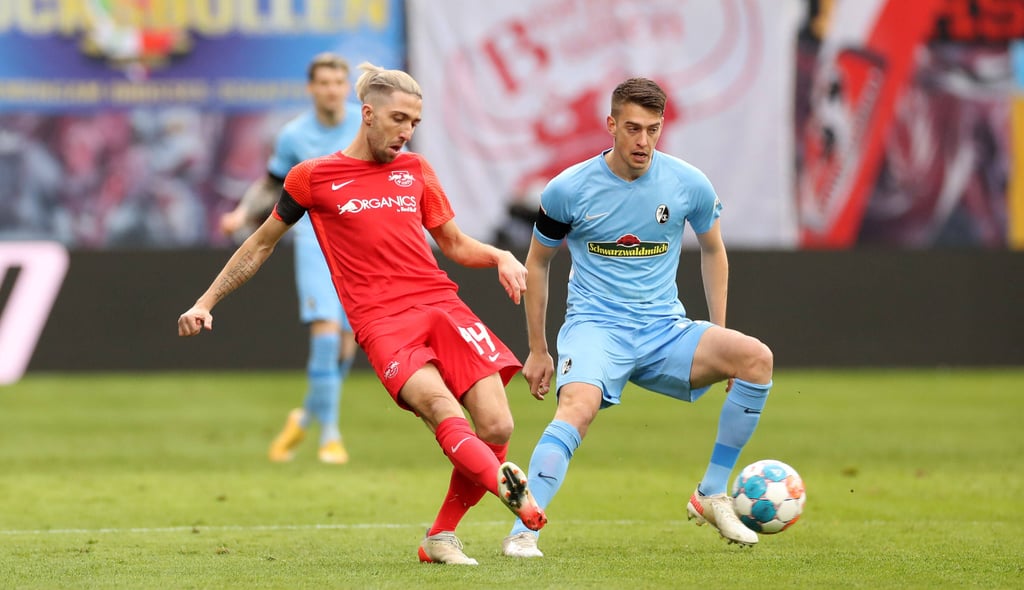 Kevin Kampl bei seiner Lieblingsbeschäftigung: passen, passen, passen.