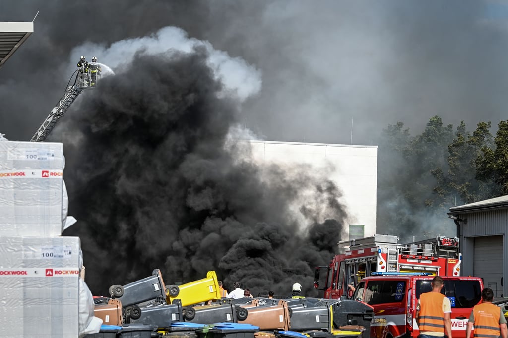 Auf dem Gelände des Wertstoffhofes der Stadtwirtschaft in Halle wüteten die Flammen.