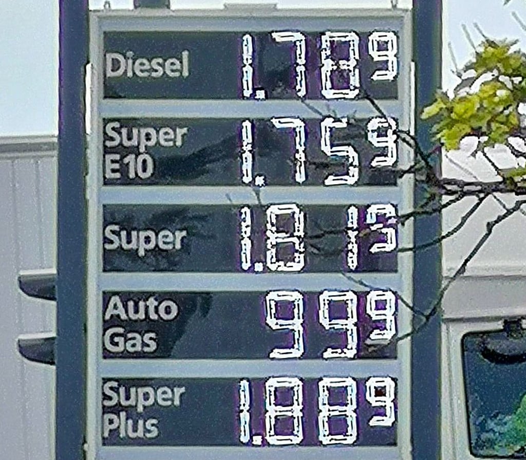 Spritpreise am 1. Juni gegen 10.30 Uhr an einer Tankstelle in Zeitz.