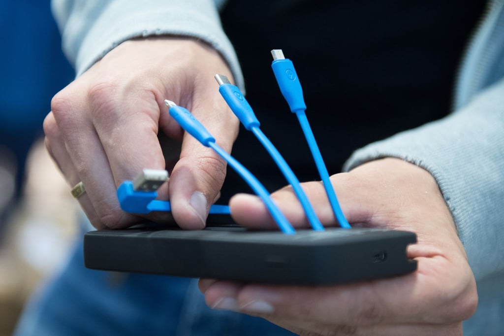 Adapter ade dank EU: Von Mitte 2024 an benötigen Verbraucherinnen und Verbraucher zum Laden von Akkugeräten nur noch USB-C-Kabel (zweites von rechts).