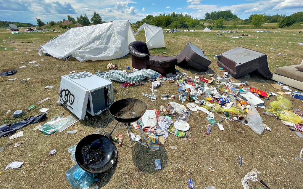 Wahnsinn, was nach dem Sputnik Spring Break zurück bleibt: Kühlschränke, Flaschen und Müll. In wenigen Tagen werde es alles verschwunden sein, erklären die Organisatoren des Festivals.