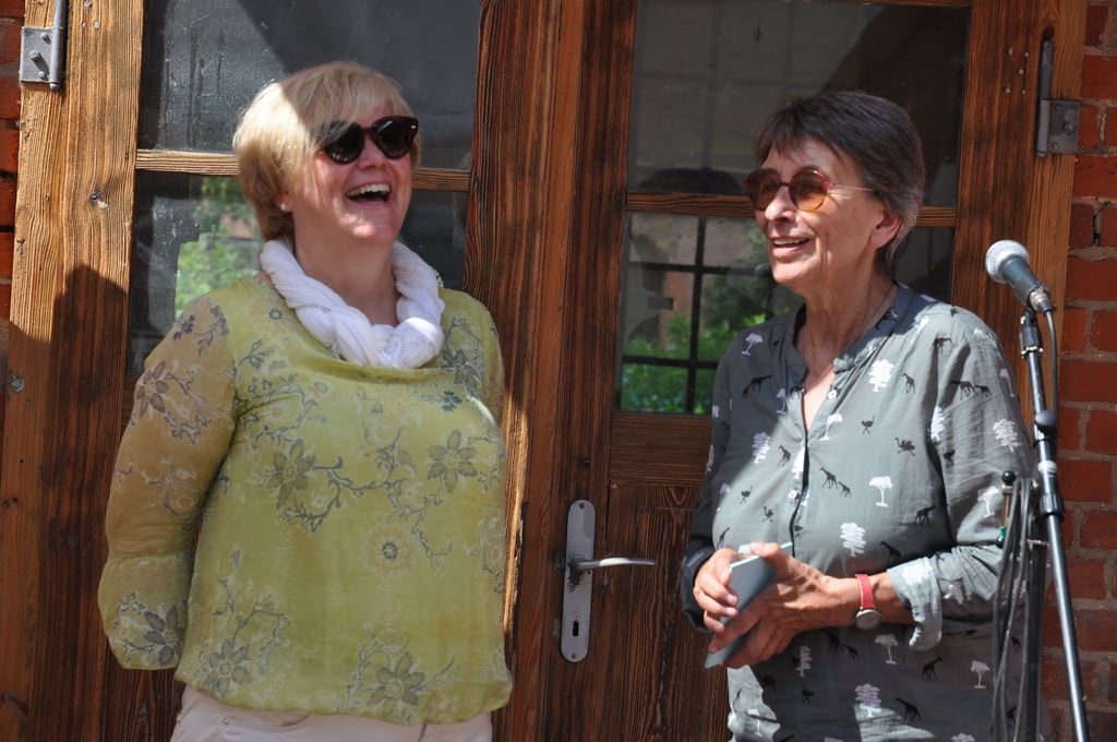 Arbeiten seit Jahrzehnten zusammen: LOKLeiterin Sabine Kretschmer (rechts) ud Silke Swolana, die die ambulante Familientherapie verantwortet.
