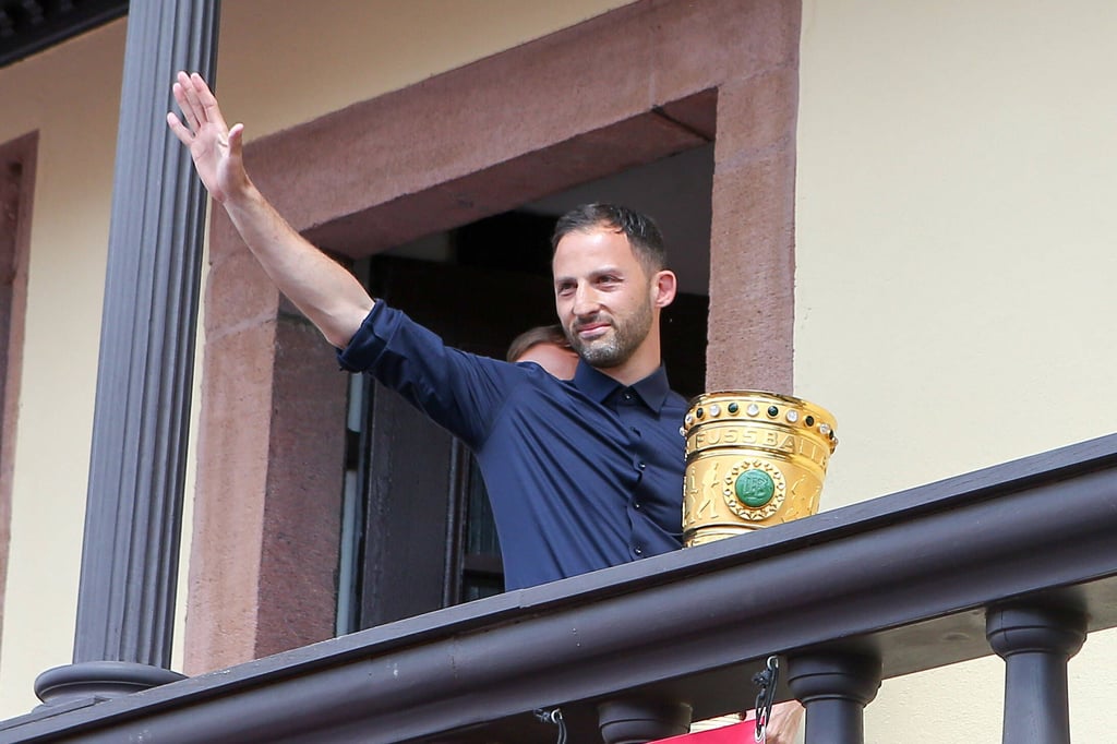 Domenico Tedesco feiert den Pokalsieg auf dem Rathausbalkon.