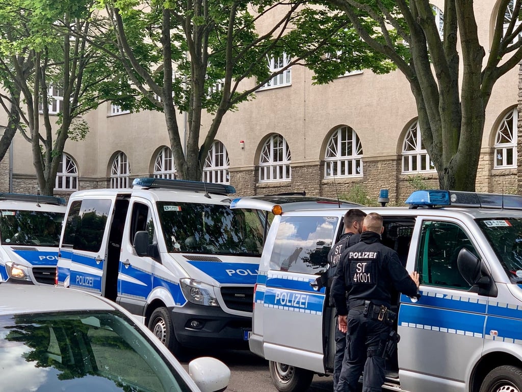 Nach einer schriftlichen Drohung war die Polizei mit einem Großaufgebot vor Ort.