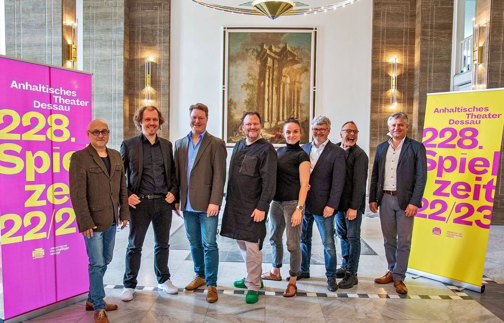 Anhaltisches Theater Dessau- Vorstellung der neuen Spielzeit 2022/23, der Generalintendant(Bildmitte) und die Spartenchefs.