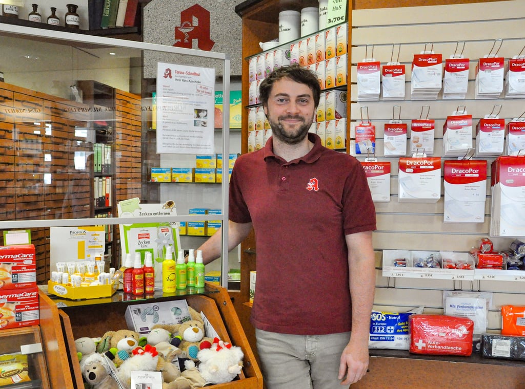 Tom-Florian Mràcek hat am 1. April 2020 die Ratsapotheke mit ihrer Filiale in Letzlingen übernommen. Er wirbt für die Apotheke vor Ort, das ist zugleich auch Anliegen des diesjährigen Tages der Apotheke am gestrigen Dienstag.