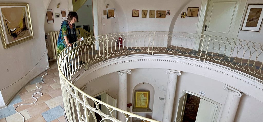 Künstlerin Ilonka Bürger im Atrium des Kehnerter Schlosses. Ihre Bilder sind im ganzen Haus ausgestellt.