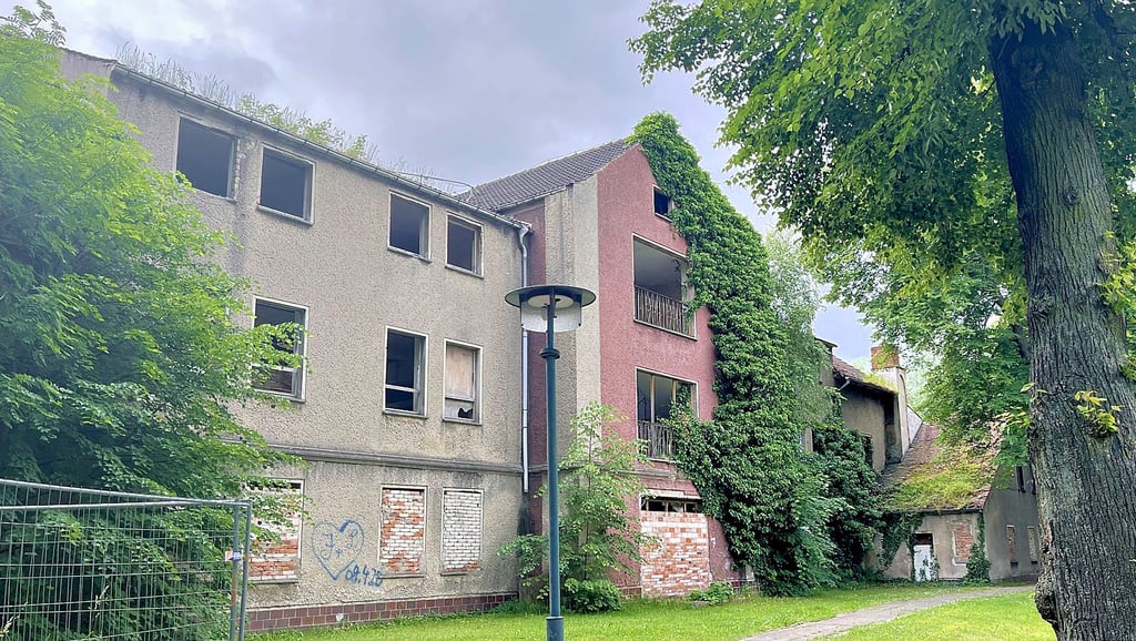 Das einstige EOS-Internat in der Industriestraße in Tangerhütte soll abgerissen werden und einer Wohnanlage für Senioren weichen.