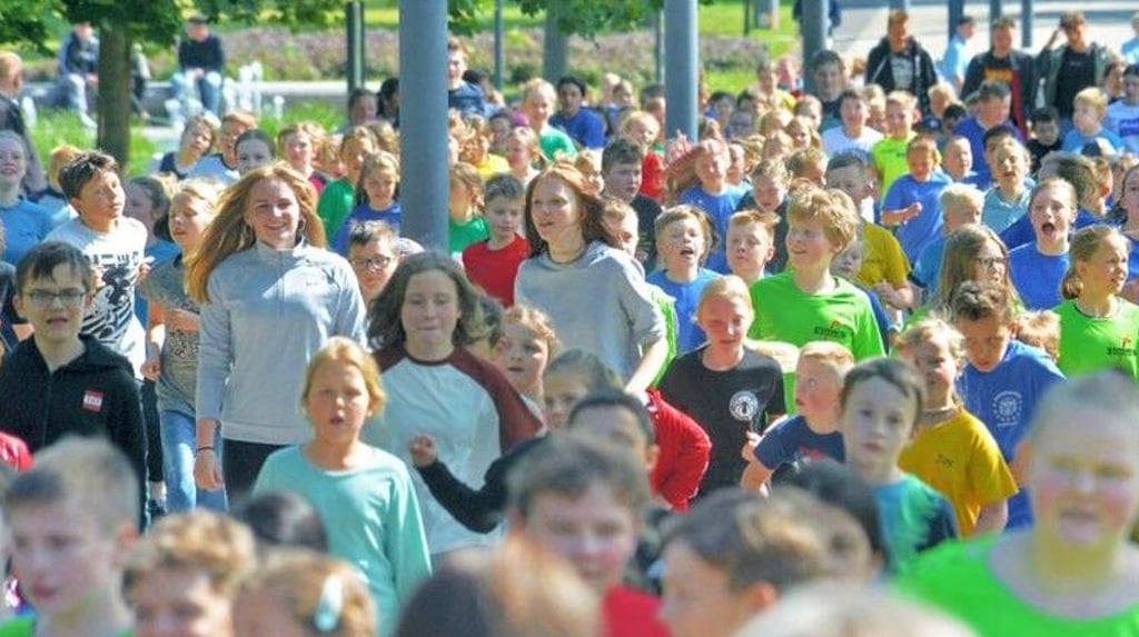 Trotz gestaffelter Startzeiten staute es sich im Zieleinlauf als die Schüler auf der Herrenbreite ihre Runden für den guten Zweck drehten.