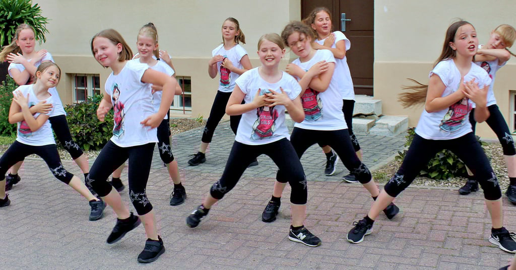 Flotte Schritte zu flotten Rhythmen präsentierten die „Tanzbärchen“ aus der Grundschule. Bei ihrem Auftritt zum Mühlenfest begeisterten sie die Besucher mit ihren Showeinlagen. Dafür spenderte der Mühlenverein im Anschluss auch ein erfrischendes Eis.