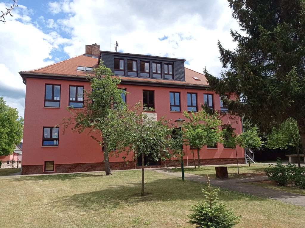 An der Grundschule in Gerwisch spricht ein älterer Herr Mädchen an.