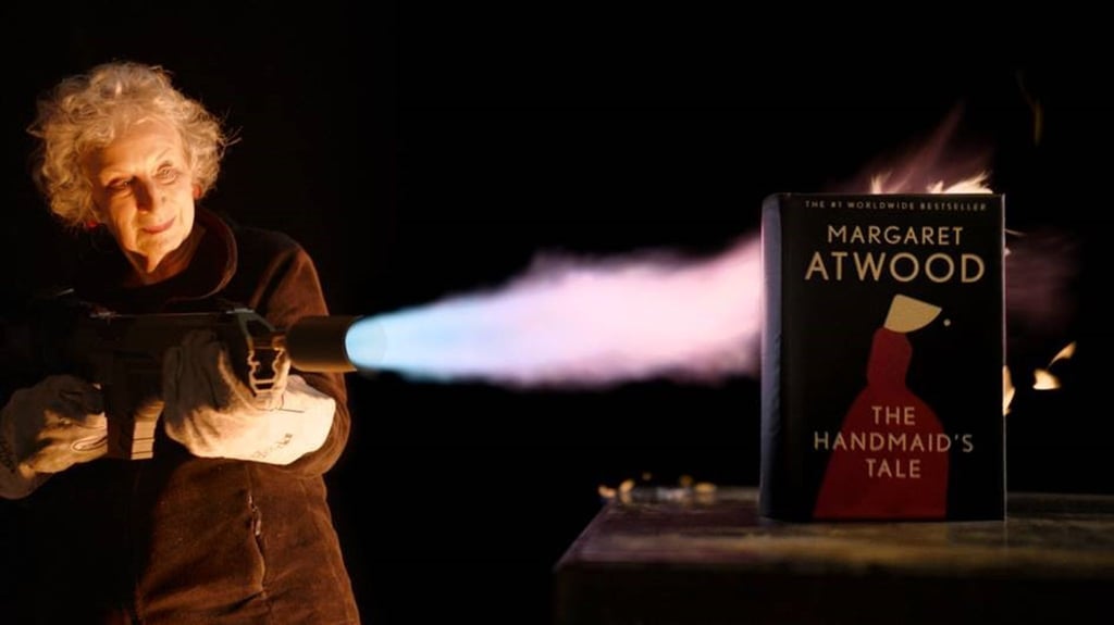 Margaret Atwood „testet“ einen Prototypen der „unverbrennbaren“ Ausgabe ihres Buches „Der Report der Magd“.