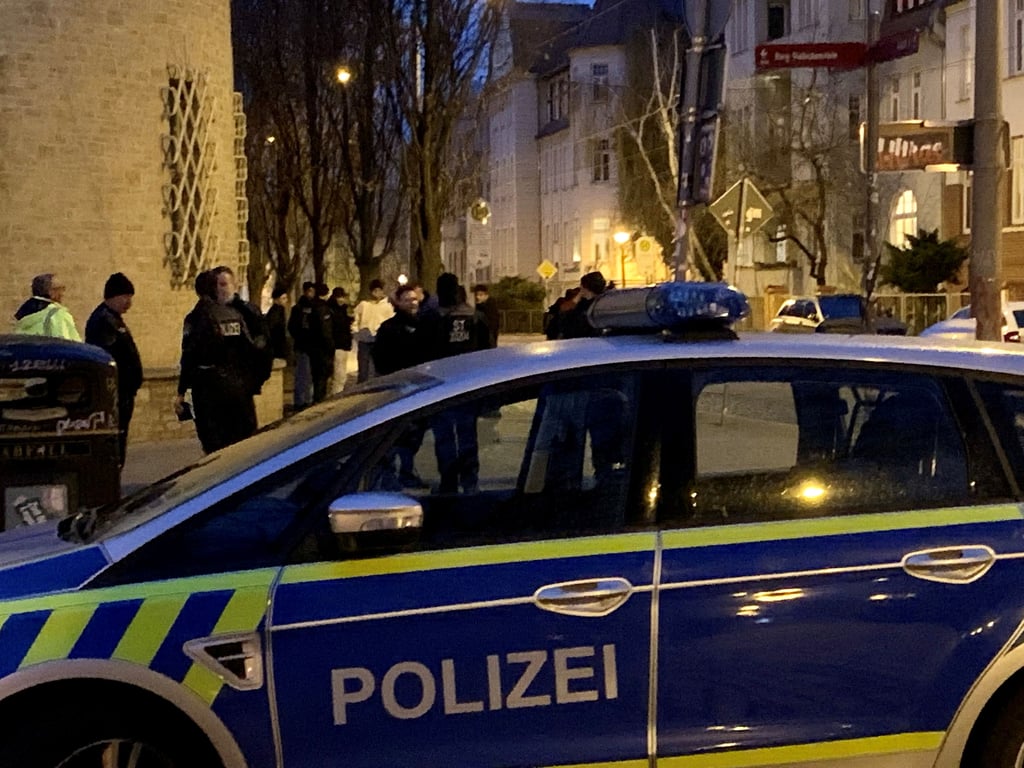 Immer wieder werden in Halle Jugendliche angegriffen, die den Abend im Freien verbringen. Nach Provokationen und dem Einsatz von einer Schtreckschusswaffe war die Polizei Ende März mit einem Großaufgebot am Landesmuseum im Einsatz.