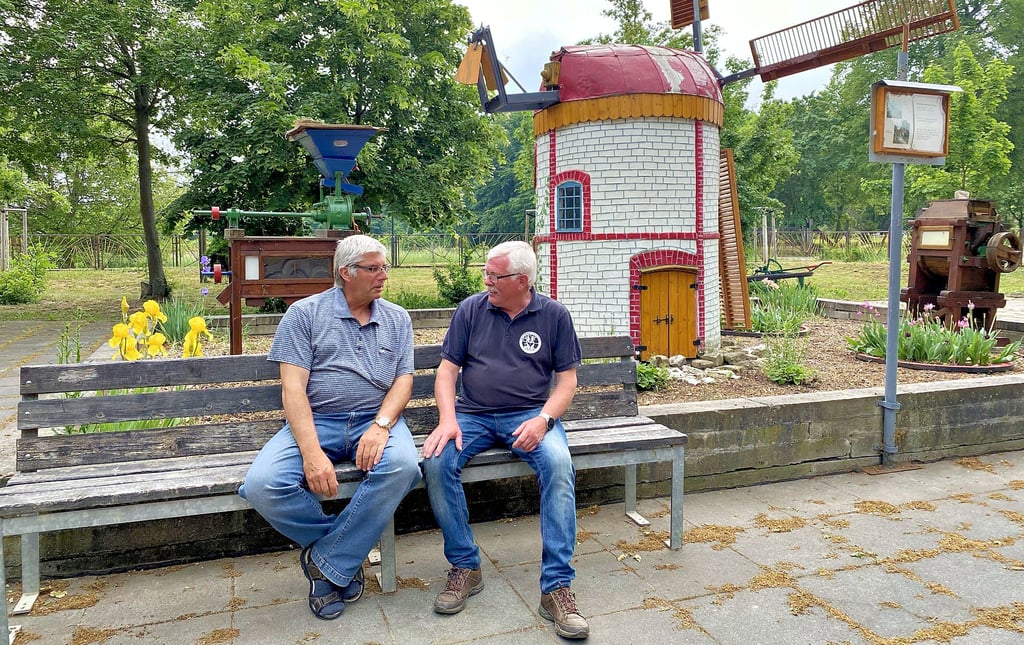 Jürgen Pott (links) und Henry Meinke besprechen die letzten EInzelheiten für das geplante Kinderfest in Schlanstedt, das dieses Mal auf dem Außengelände der Heimatstube stattfindet.