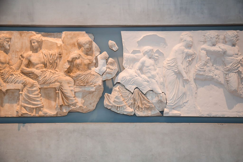 Das installierte Ornamentstück auf dem Fries im Museum der Akropolis.