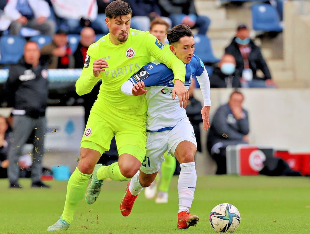 Hat in seiner Premierensaison für den 1. FC Magdeburg direkt eingeschlagen: Jason Ceka (r.), den seine Gegenspieler wie Wiesbadens Ahmet Gürleyen nur schwer stoppen konnten.