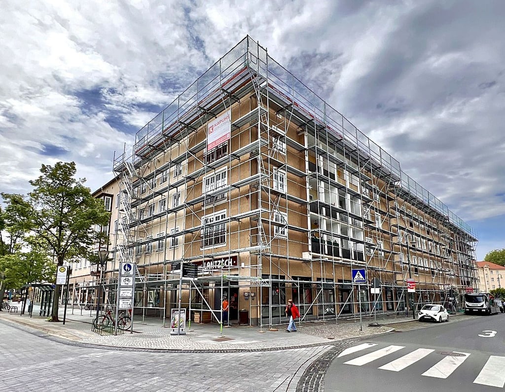 Das Wohn- und Geschäftshaus in der Poststraße ist derzeit einigerüstet. Dort werden Dacharbeiten erledigt.