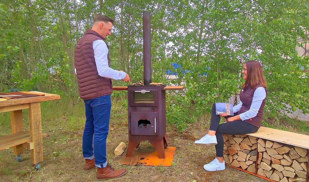 Mittagspause bei der Stendaler JS Lasertechnik: Produktionsleiter Marco Zumpe und Marketingleiterin Victoria Milberger grillen Würstchen auf dem Holzofen Bjoern.