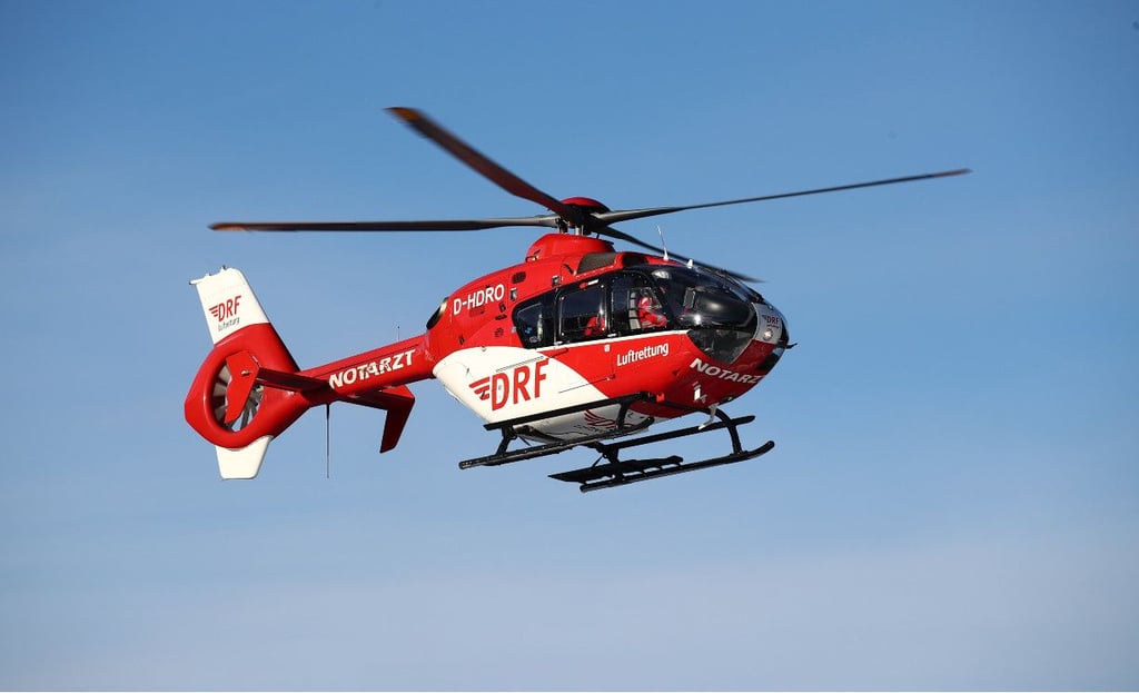 Ein Rettungshubschrauber der Luftrettung fliegt eine Unfallstelle an.