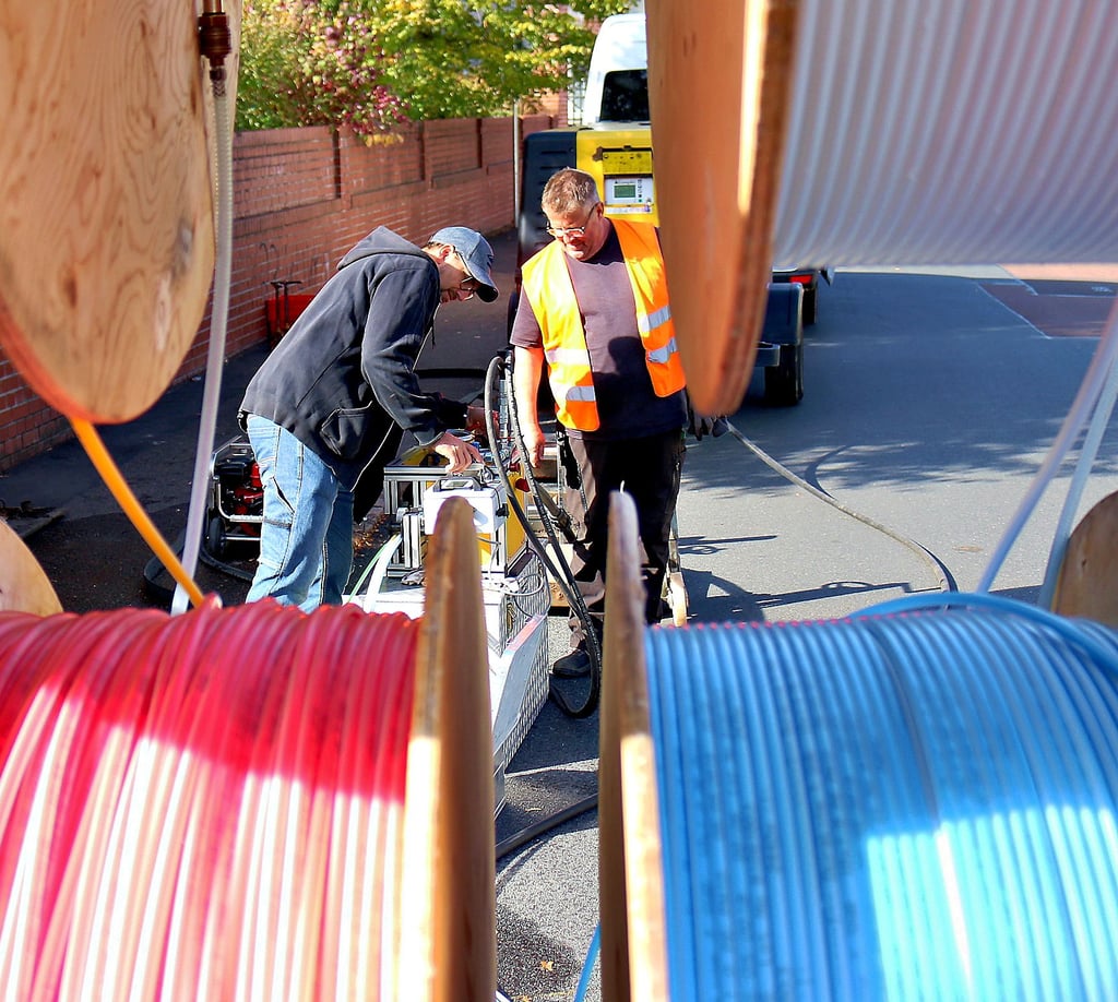 Bauarbeiter verlegen 2019 Kabel in der Theaterstraße in Köthen.