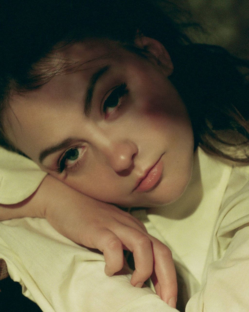 Die Sängerin und Songschreiberin Angel Olsen verarbeitet mit ihrem neuen Songs Gefühle der Trauer.