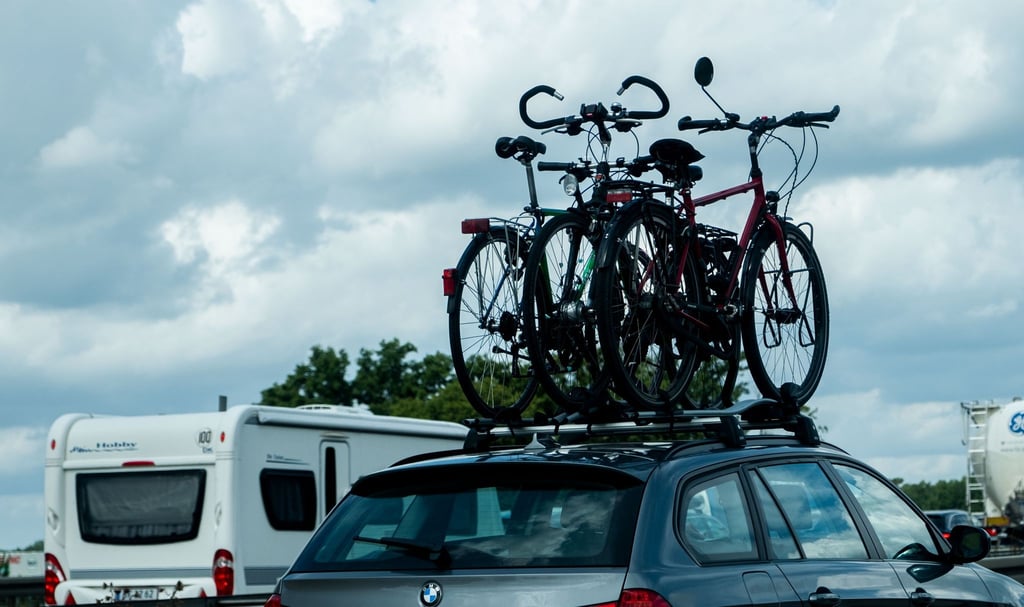 Rad auf dem Dach und plötzlich merkt man jeden Windzug von der Seite: Wer die Fahrräder mit dem Auto transportiert, muss sich auf ein anderes Fahrverhalten seines Autos einstellen.