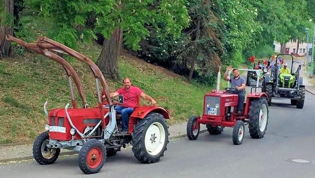 Eine bunte Traktorparade zieht durch Westdorfs Straßen.