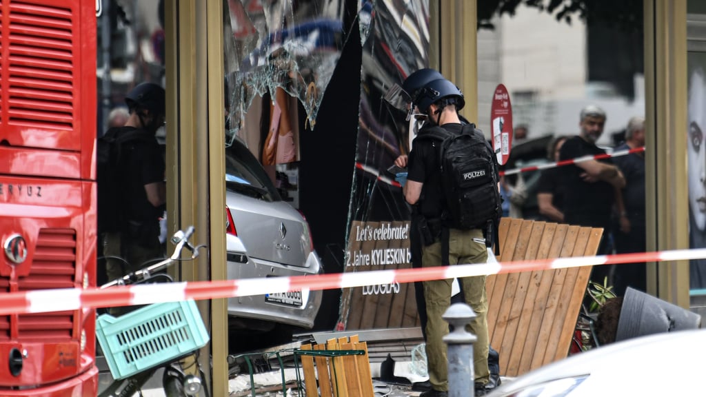In Berlin ist am Mittwoch ein Auto in eine Menschengruppe und in ein Ladengeschäft gefahren. Erinnerungen an den Anschlag von 2016 werden wach.