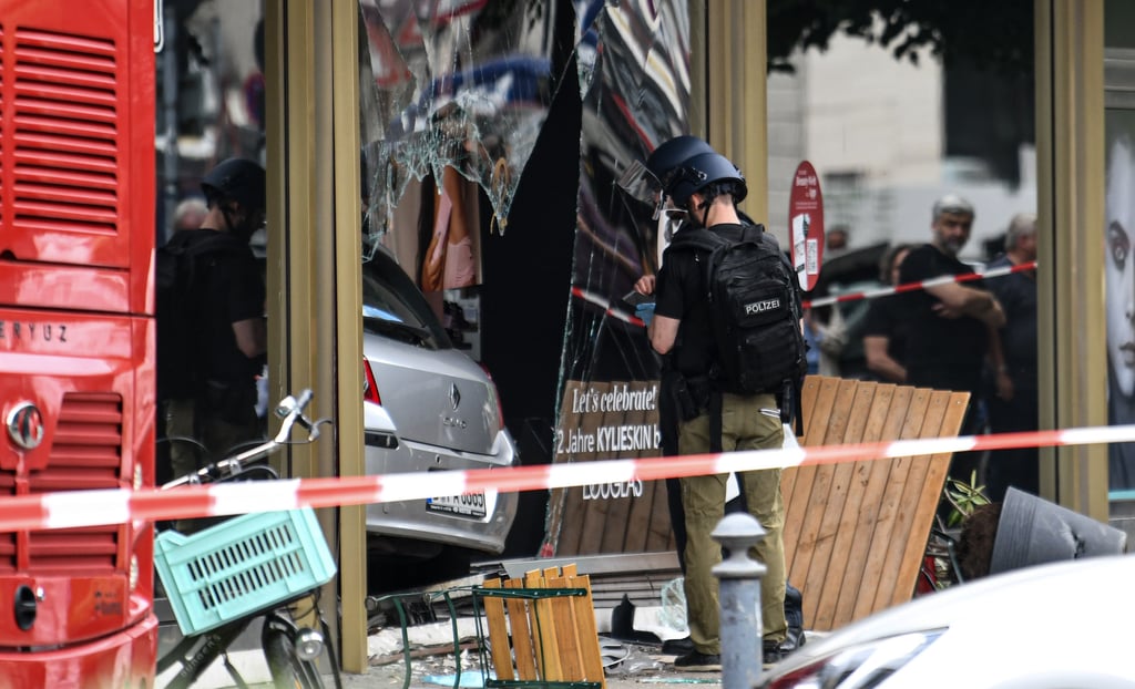 In Berlin ist am Mittwoch ein Auto in eine Menschengruppe und in ein Ladengeschäft gefahren. Erinnerungen an den Anschlag von 2016 werden wach.