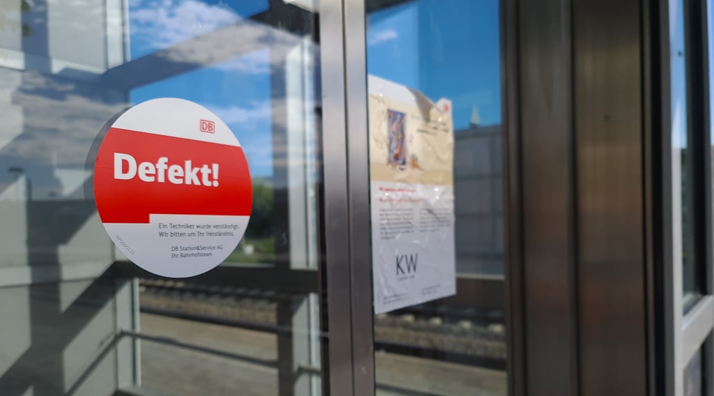 Der Fahrstuhl am Gleis 1 ist immer mal wieder defekt. Steckengebliebene Aufzüge lösen zudem regelmäßig Einsätze der Feuerwehr aus.