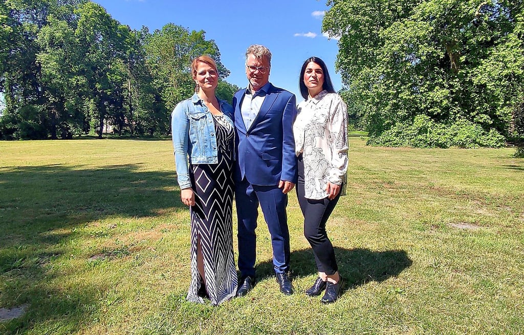 Olaf Stehwien mit seiner Partnerin Kristin Bauer (links) und seiner Tochter Elisabeth Stehwien auf Gut Wittenmoor. Die weitläufigen Parkanlagen im Hintergrund sind für die Öffentlichkeit zugänglich.