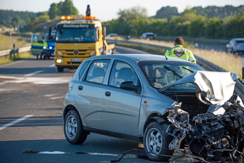 Nach einem Unfall steht der zerstörte Kleinwagen auf dem Autobahnzubringer der A20 bei Rostock.