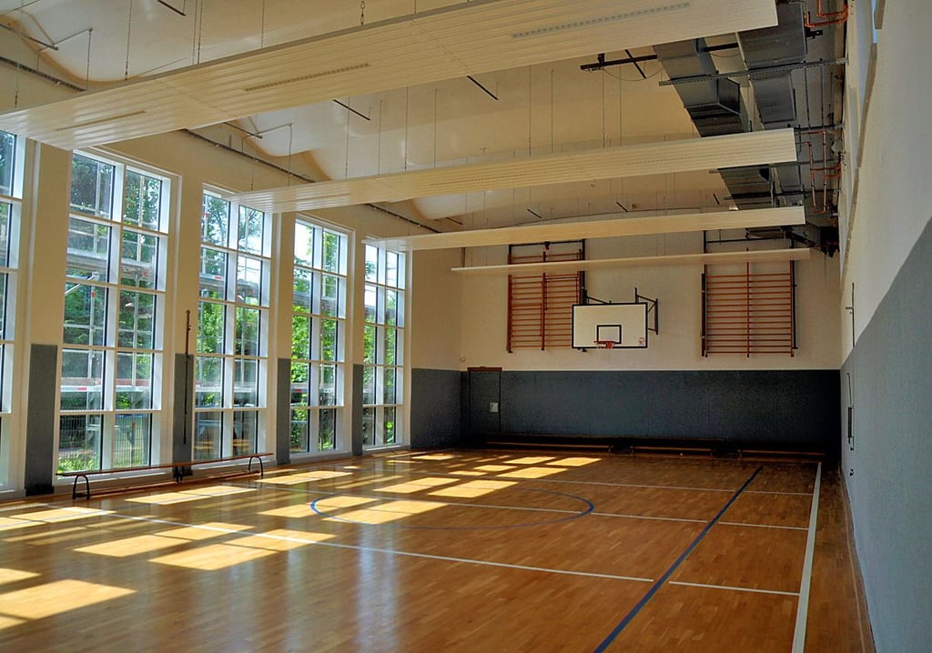 In der Turnhalle der Erich-Weinert-Grundschule in Wolfen wurden die Decken abgehangen, um Stauwärme zu vermeiden.