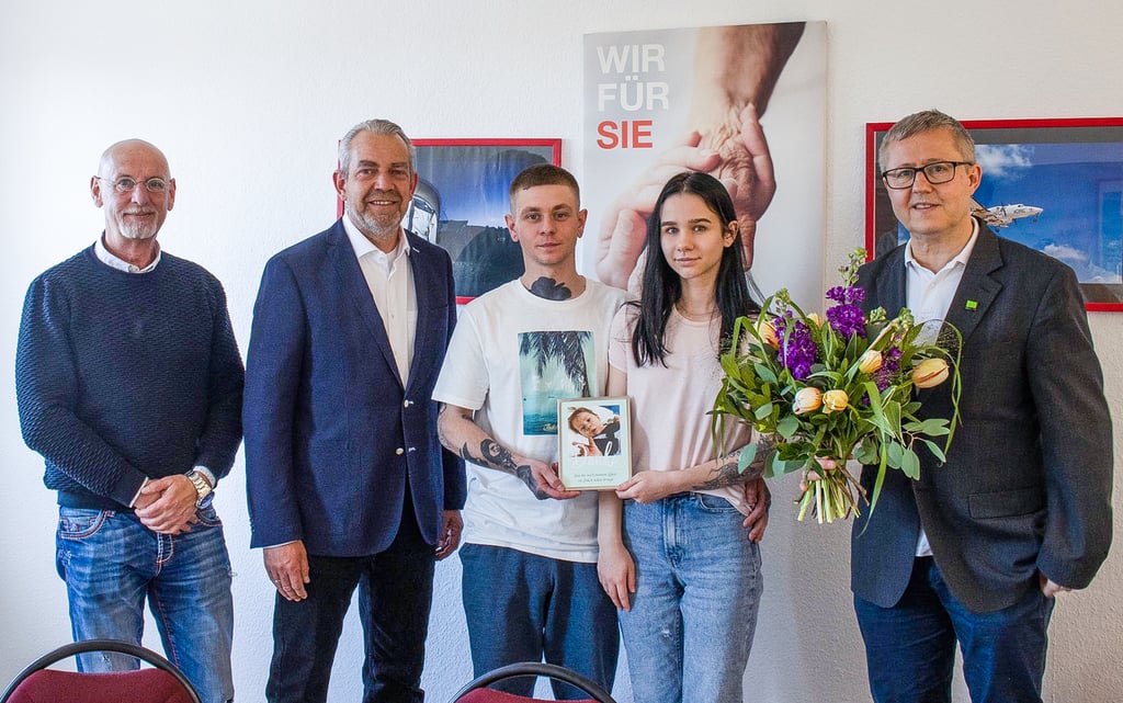Die Eltern (Mitte) machten zusammen mit dem DRK auf ihre schwierige Situation aufmerksam.