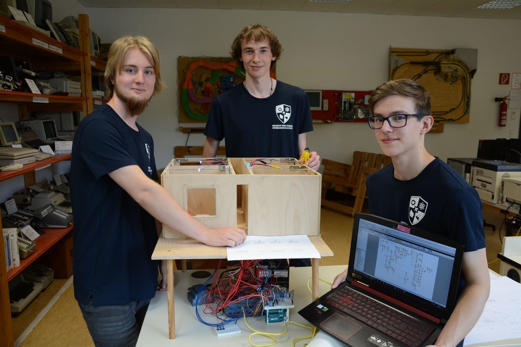 Janne Skirlo, Philipp Richter und Pascal Schoppenhauer (v. l.), Schüler des Werner-von-Siemens-Gymnasiums in Magdeburg, mit ihrem Smart-Home.