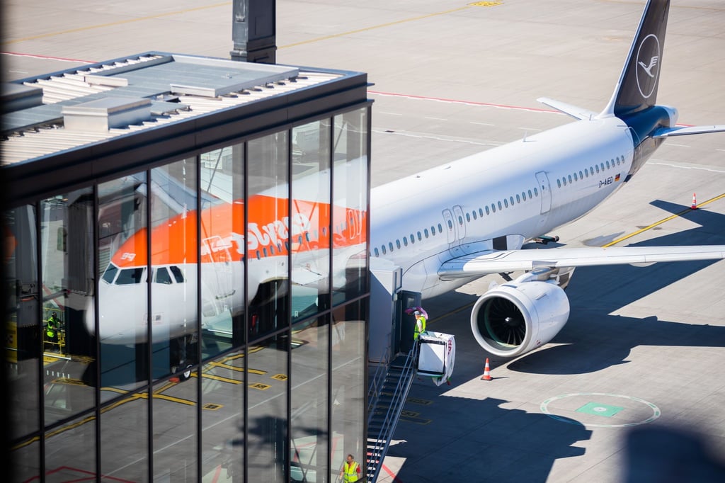 Nach zwei Jahren Corona-Pandemie und Reisebeschränkungen wollen nun wieder mehr Menschen in den Urlaub fliegen.