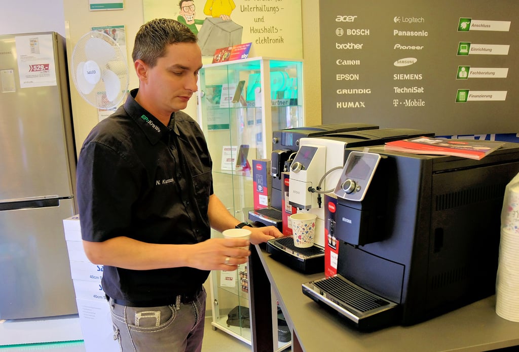 Wer sich bei „KraWo Elektronikpartner“ für eine Kaffemaschine interessiert, bekommt von Nikolai Kurmann einen Kaffee „to go“.